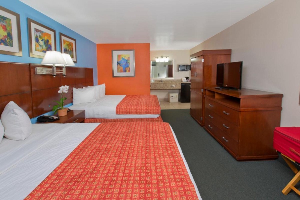 Standard Two Queen Beds, Waterpark View