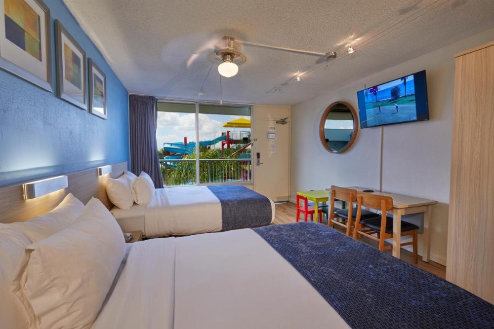 Superior Suite 4 Queen Beds with Jetted Tub, Waterpark View